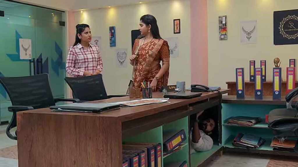 Brahmamudi Serial Today November 19th Episode : కావ్య డాక్యుమెంట్స్ దొంగ‌త‌నం చేసిన రాజ్.. గెలిస్తే క‌ళావ‌తి అడుగుపెట్టేదే లేదు